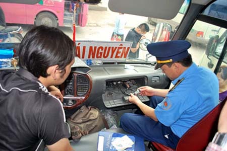 Thanh tra giao thông kiểm tra thiết bị GSHT trên xe chở khách liên tỉnh.
